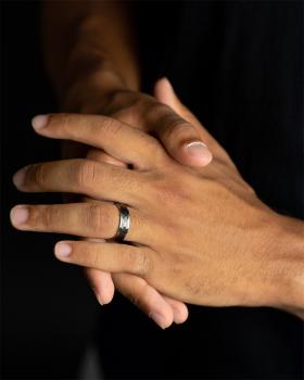 Preview: 6 mm Titanring mit silberner und schwarzer Oberfläche - Duplus Silver Black